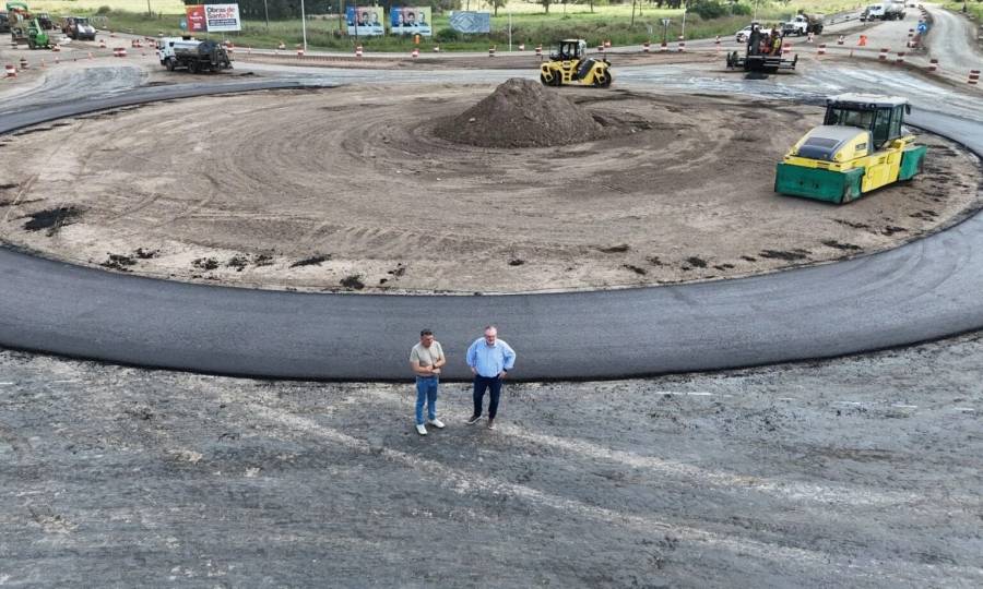 Michlig y González recorrieron la obra de la rotonda de Arrufó