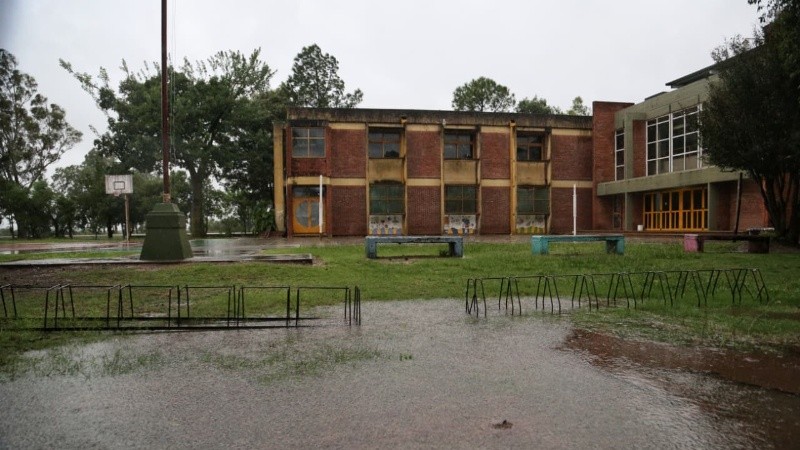 Por intensa lluvia, se reprogramó el regreso a clases en la escuela del tiroteo
