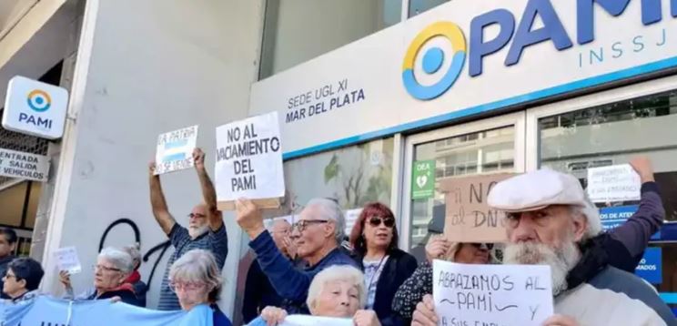 PAMI: médicos y afiliados se manifestaron contra el ajuste del Gobierno