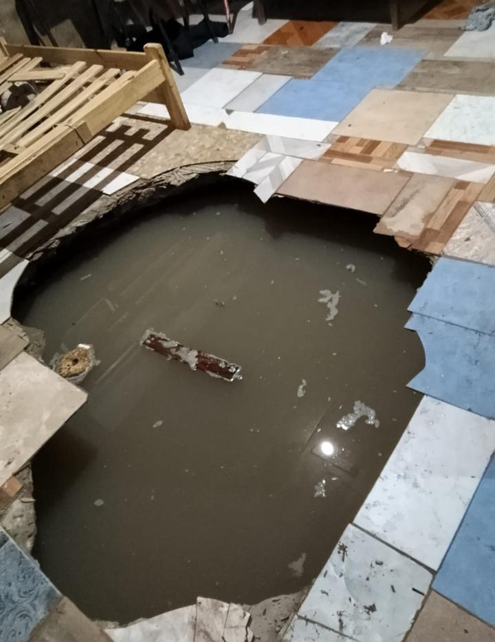 Cedió el piso de una vivienda de JP López al 4300 y una familia se salvó de milagro