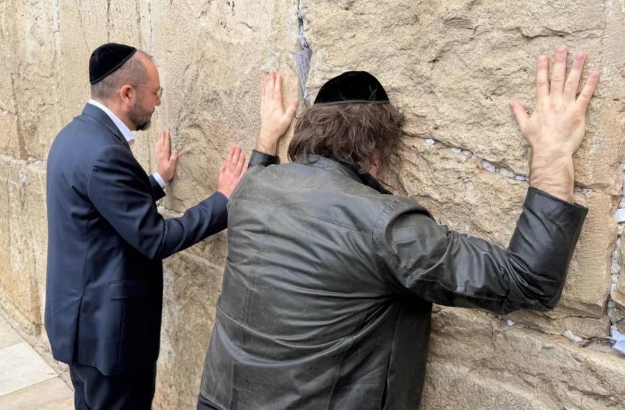 Javier Milei llegó a Israel y pasó por el Muro de los Lamentos