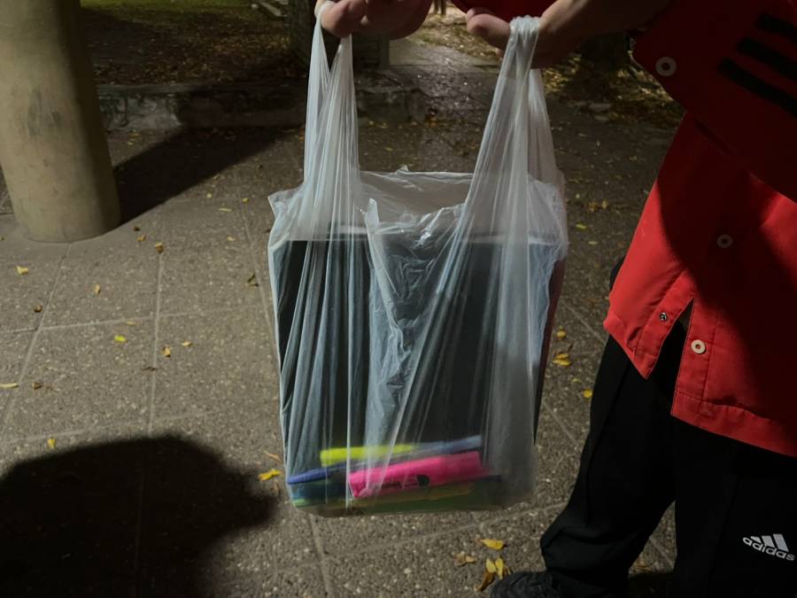 Sin mochila ni cartuchera: alumnos llevan los útiles en bolsas transparentes