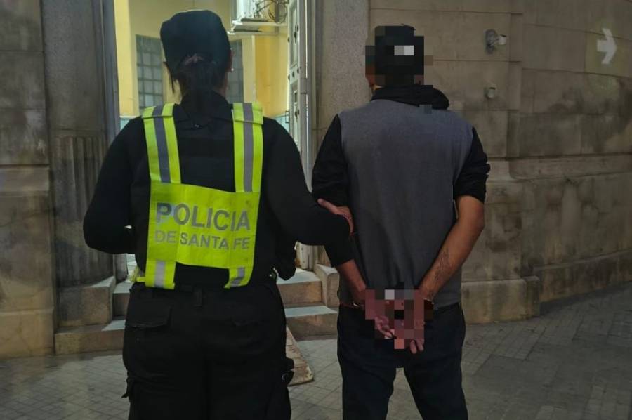 Lo detuvieron por orinar el portón de un vecino reiteradas veces