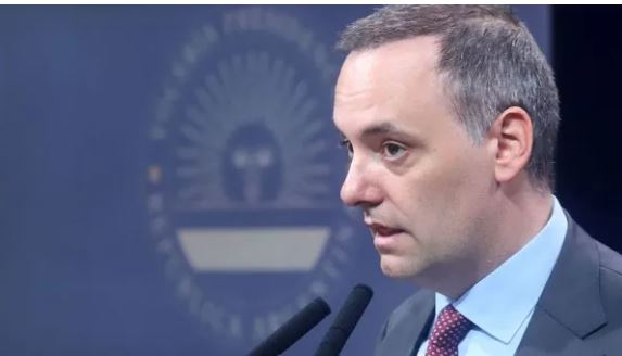 Caso Manuel Adorni: declaró el hijo de una de las jubiladas y dijo que acordó un pago adicional de u$s65.000