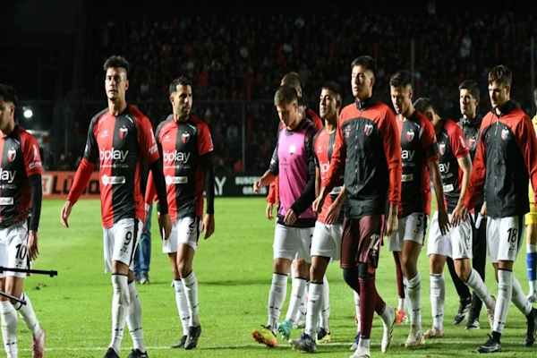 Con uno menos, Colón empató con Godoy Cruz y es escolta
