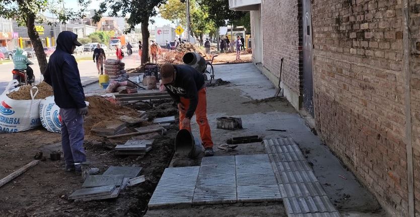 El Plan de Mejoramiento de Veredas avanza en dos grandes complejos educativos de la ciudad