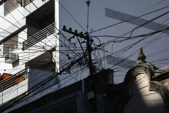 Retiran cables en desuso y avanzan hacia el soterramiento