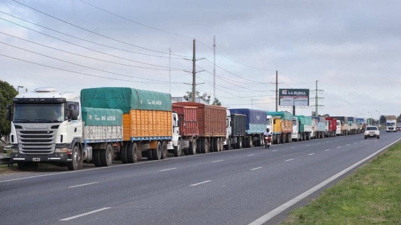 Aluvión de camiones por la cosecha complican la circulación en la autopista 