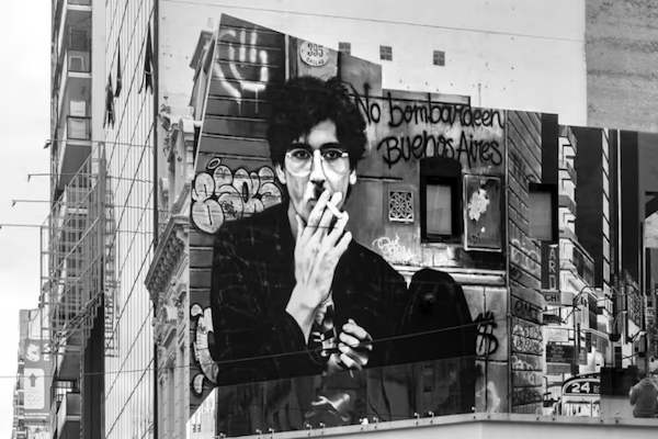 El mural de Charly García en la esquina de Corrientes y Callao 