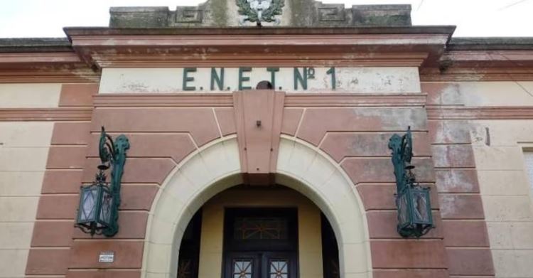 Escándalo en Bragado: denuncian que una preceptora se “patinó” US$50 mil para un viaje de egresados