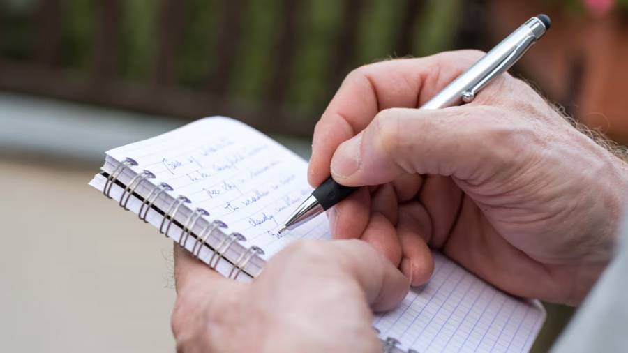 La psicología sostiene que tomar notas a mano no es anticuado, sino una señal de mayor capacidad de análisis