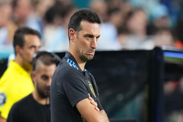 Los 7 futbolistas que preocupan a Scaloni por sus lesiones