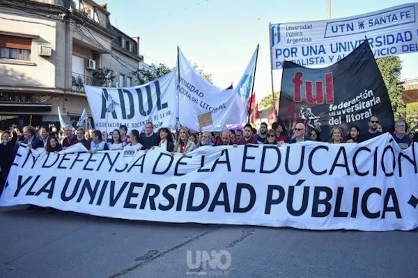 Docentes harán una huelga de una semana en todo el país 