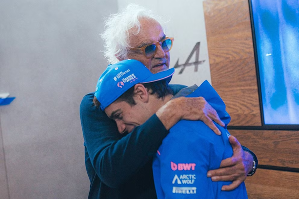 El emotivo abrazo de Flavio Briatore a Colapinto
