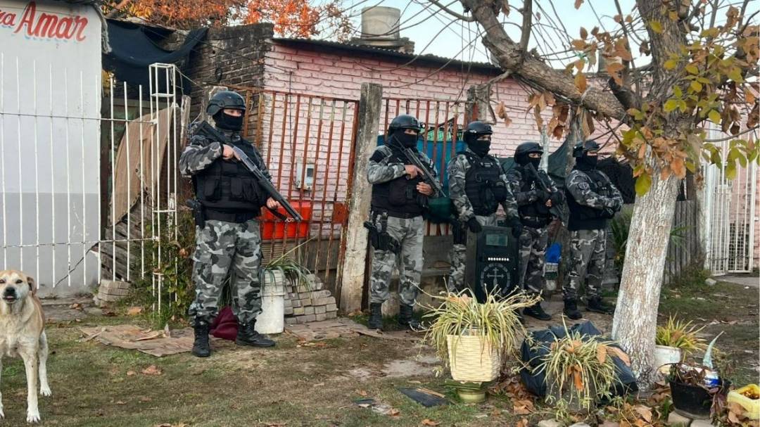 Múltiples allanamientos en barrio Loyola y Coronel Dorrego