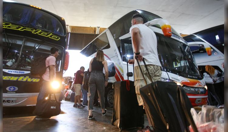 El Gobierno deja de financiar pasajes gratis en micros de larga distancia a discapacitados, trasplantados y niños con cáncer