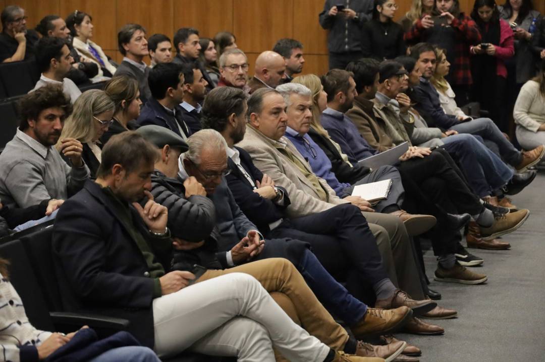 La ciudad debate el futuro de sus entornos ribereños 