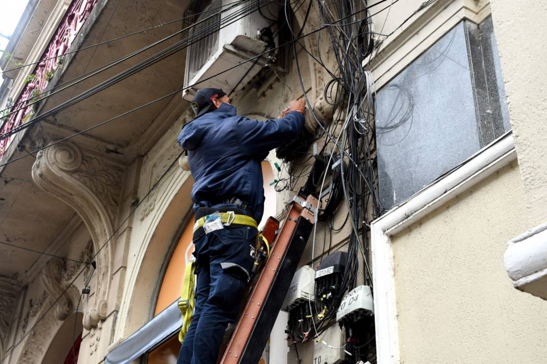Avanza la limpieza de cables aéreos en la peatonal San Martín
