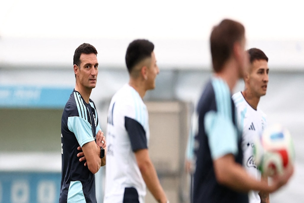 Los 7 futbolistas que sumará Scaloni por si hay bajas antes del debut
