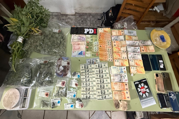 Mujer cae con casi un kilo de cocaína, más de $ 3,6 millones y 1.700 dólares 