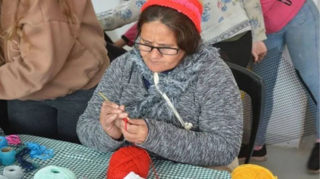 Convocan a donar abrigos para personas en situación de calle