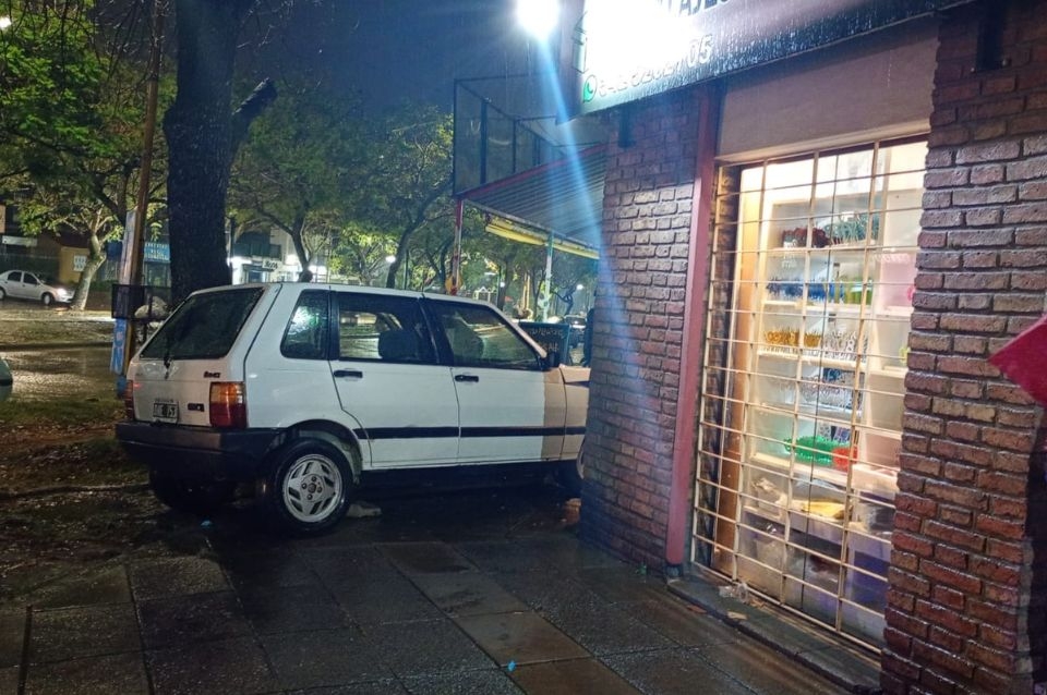 Un automovilista chocó contra la vidriera de un comercio en Aristóbulo del Valle