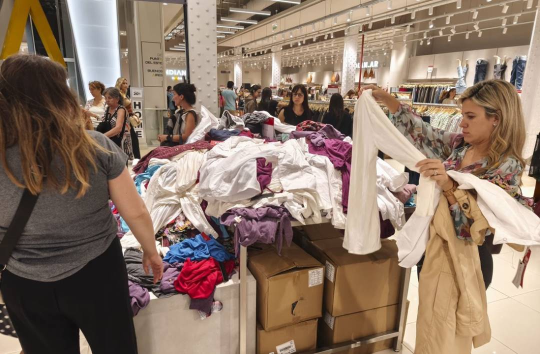 Las ventas minoristas bajaron 1,2% interanual en mayo pero terminaron por encima de abril