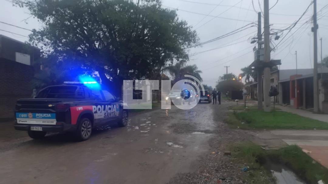 En un confuso episodio, un oficial de policía resultó baleado en una casa
