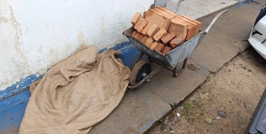 Detuvieron a un hombre cuando escapaba con materiales robados de la Escuela Roca