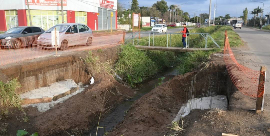 Comenzó la construcción de los tres nuevos puentes peatonales sobre Aristóbulo 