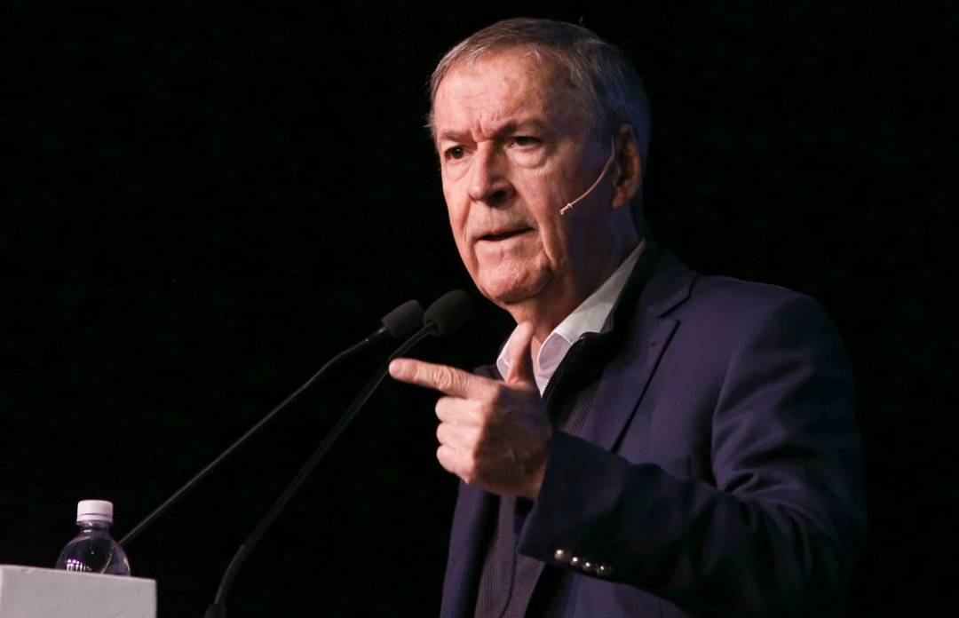 Juan Schiaretti pide la renuncia de Adorni como jefe de Gabinete