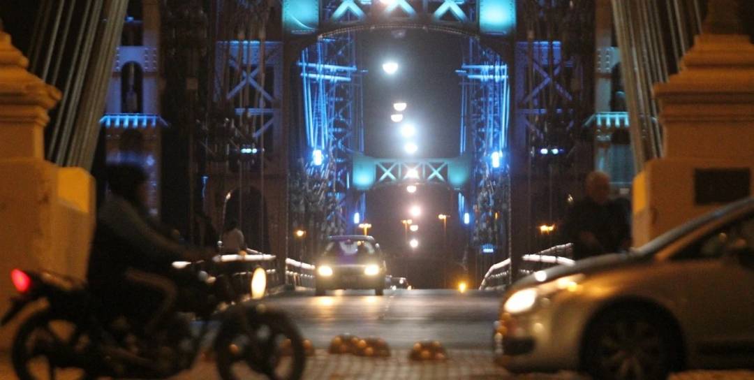 Arranca el recambio de luces en el Puente Colgante y habrá cortes diarios