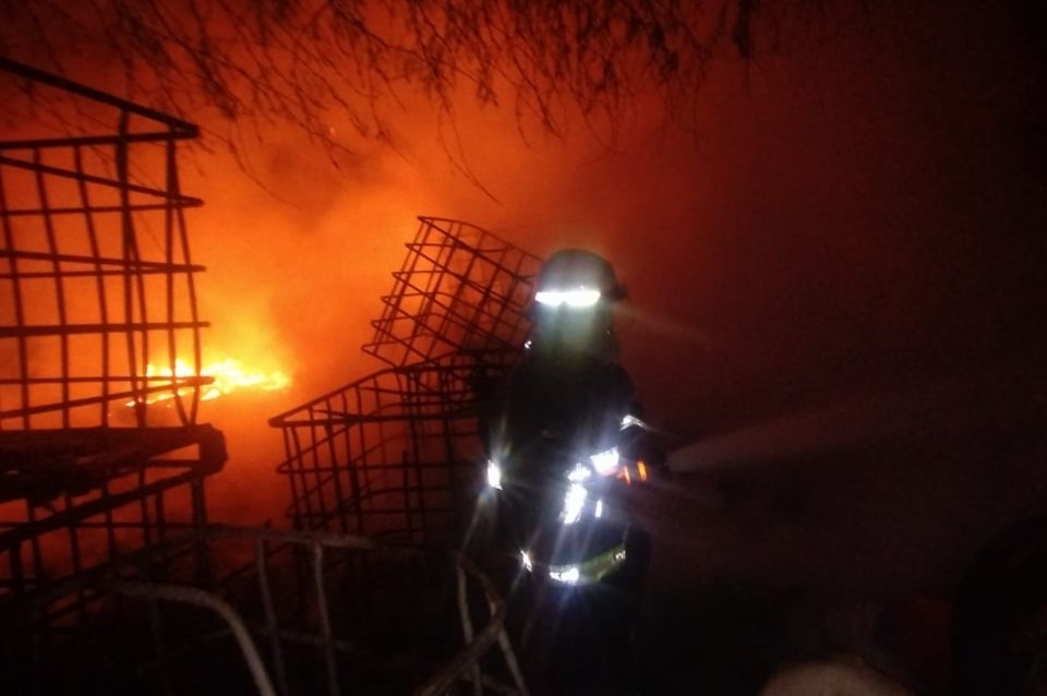 Voraz incendio en una planta de reciclaje de plástico