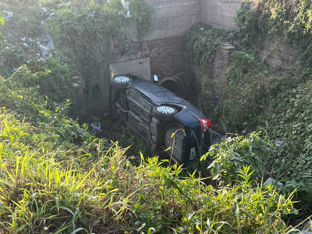 Se cayó un auto en un zanjón de casi cinco metros de profundidad 