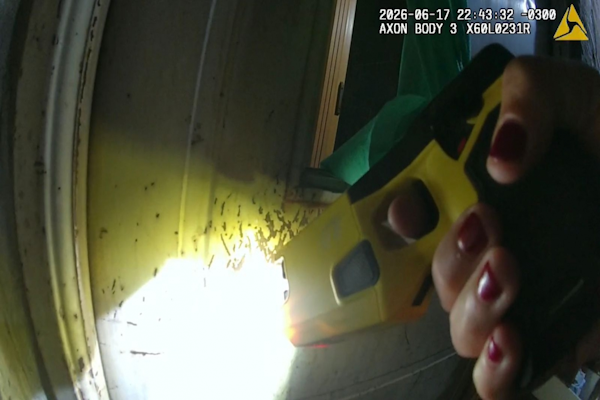 Pistola Taser para evitar que un hombre atentara contra su vida