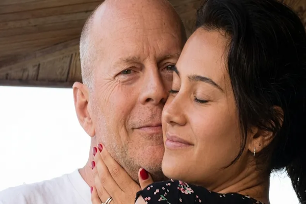 Video: Bruce Willis reapareció por el cumpleaños 50 de su esposa Emma