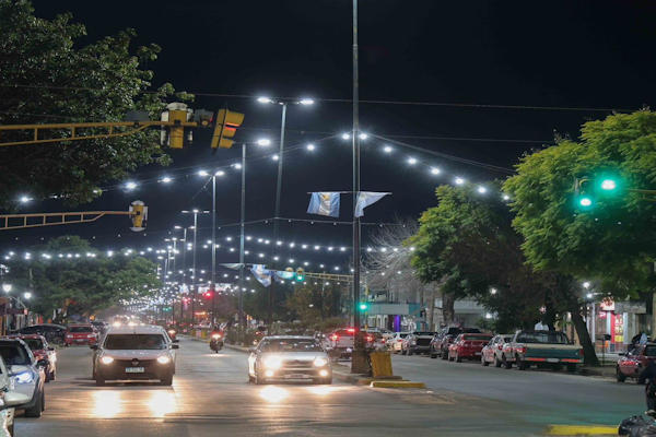 Facundo Zuviría: la avenida luce doce cuadras con nueva iluminación