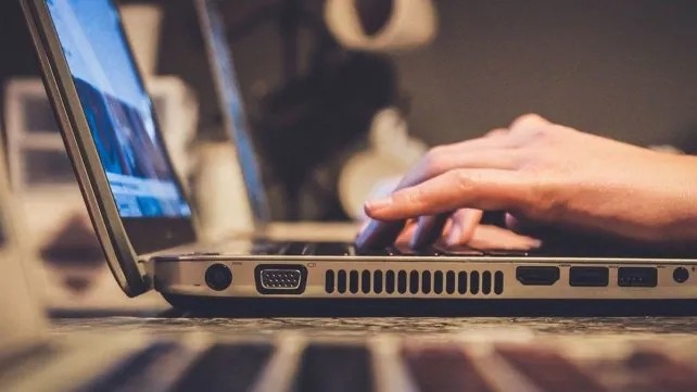 Sólo el 12% de los estudiantes adultos del oeste tiene una computadora para estudiar