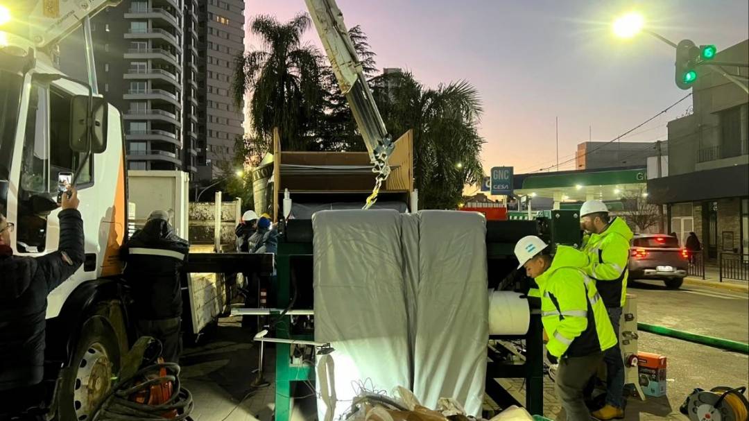 Comenzó la colocación de la manga curada en el colector general cloacal