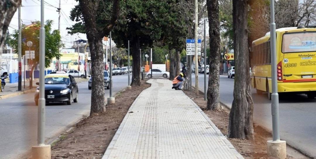 Inauguran la puesta en valor del cantero central de avenida J.J. Paso