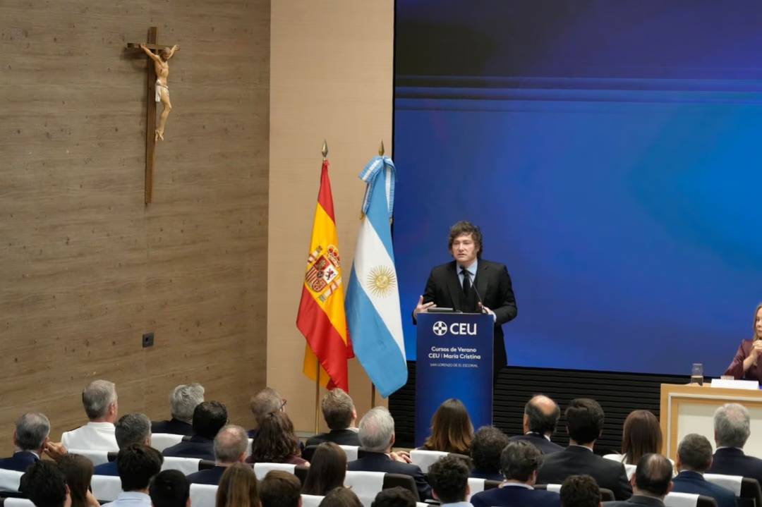 Milei dice que cree en la honestidad de Adorni, pero si la Justicia lo considera culpable lo 