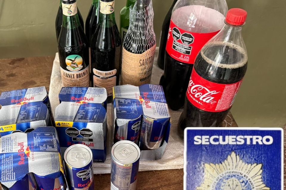 Rompen una vidriera y roban energizantes y bebidas alcohólicas