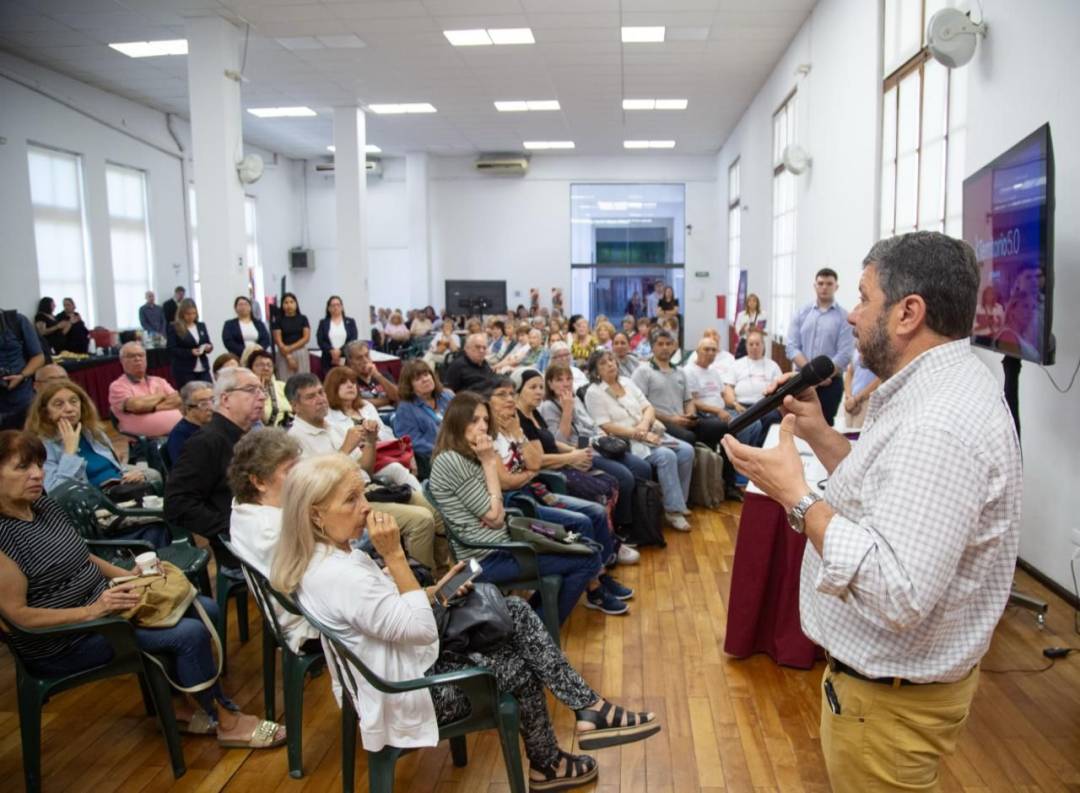 Capacitan a personas mayores en herramientas digitales para acceder a servicios públicos 