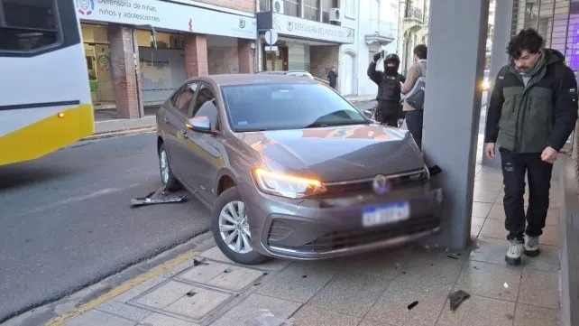 Choque: un conductor de un auto se quedó sin frenos y terminó en la vereda