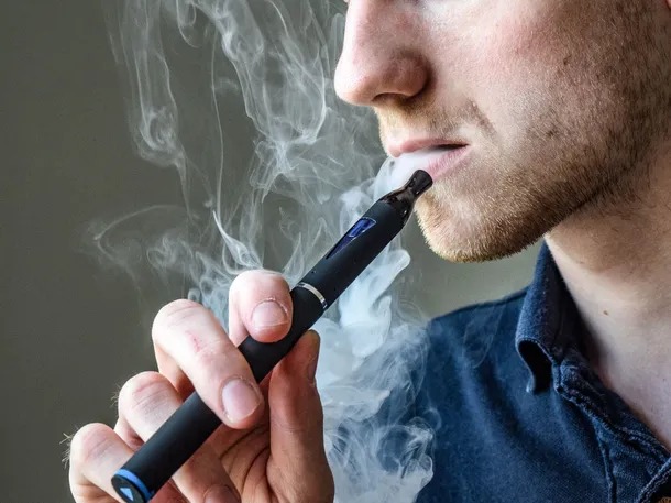 Salud: vapeadores, tabaco calentado y bolsitas de nicotina deberán incluir advertencias