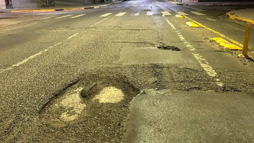 Vecinos alertan por un profundo bache en el carril rápido de calle Urquiza