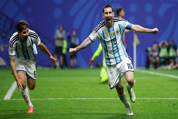 Tras una remontada épica, Argentina clasificó a los cuartos de final del Mundial