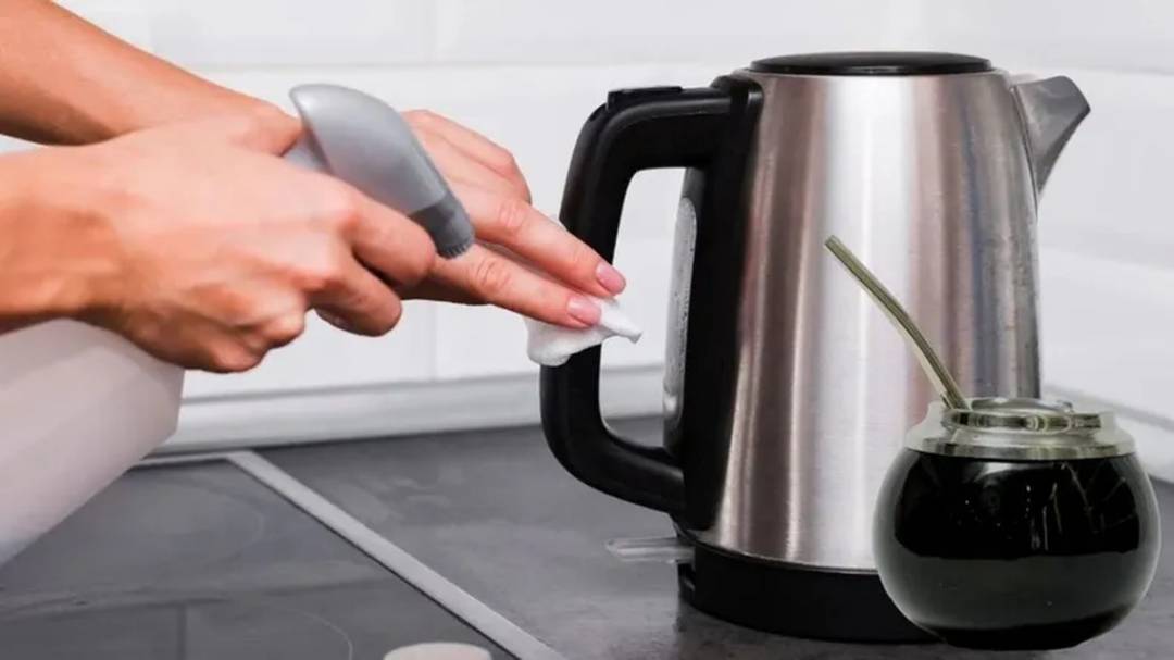 El truco que funciona para sacar el sarro de la pava eléctrica y dejarla como nueva