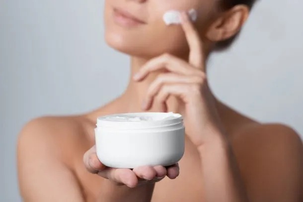 La ANMAT prohibió la venta de una serie de cremas faciales y los cosméticos de cuatro marcas
