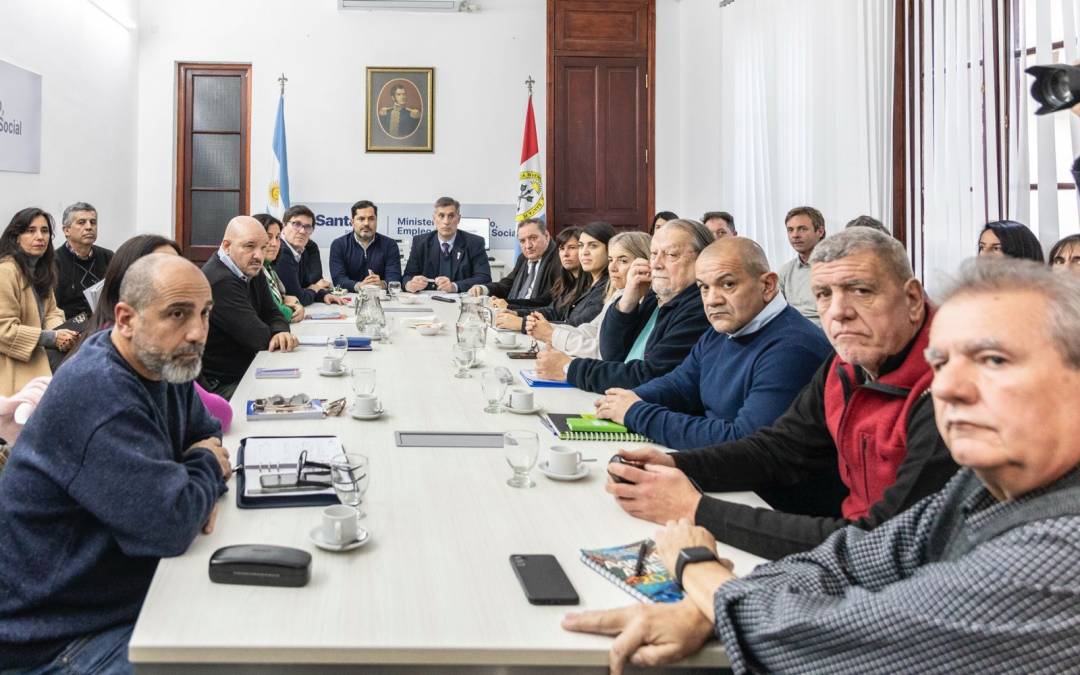 La provincia convocó a paritarias a los gremios estatales, docentes y de la salud